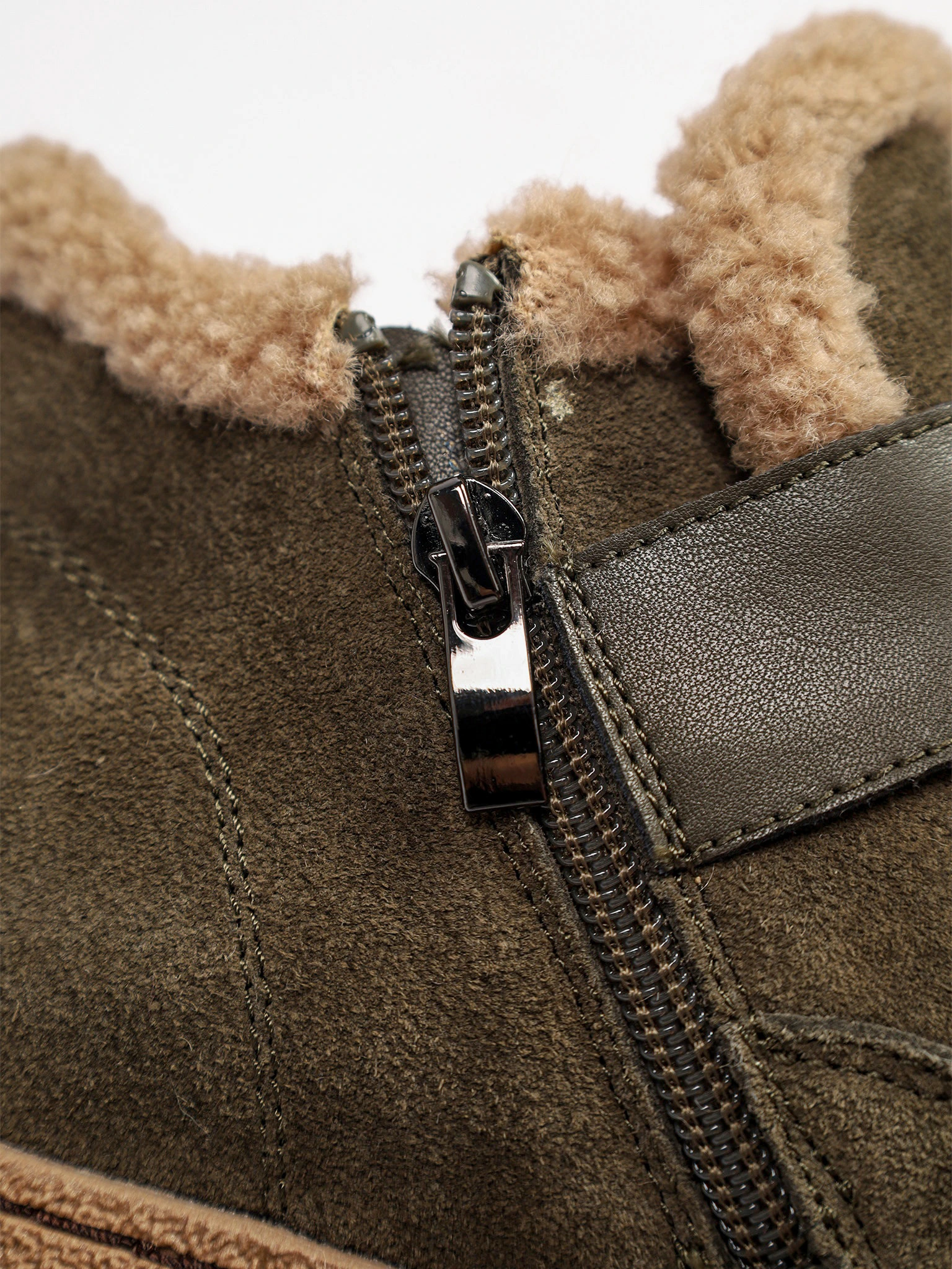 Ботинки цвета хаки с ремешком на низкой платформе